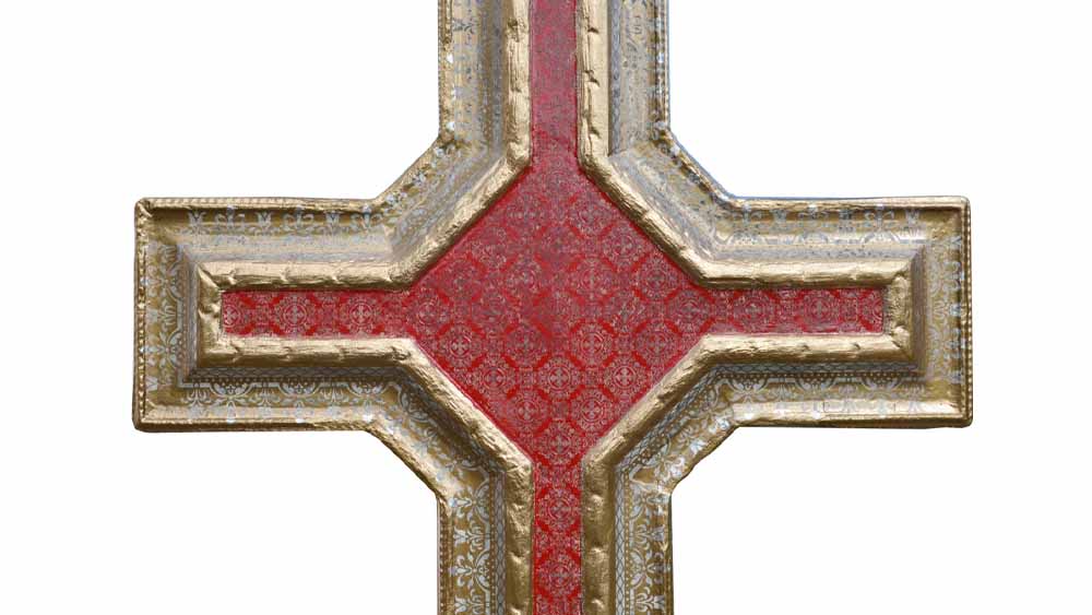 La croce che non cerca scena, il dialogo silenzioso di Ravazzini a Reggio Emilia