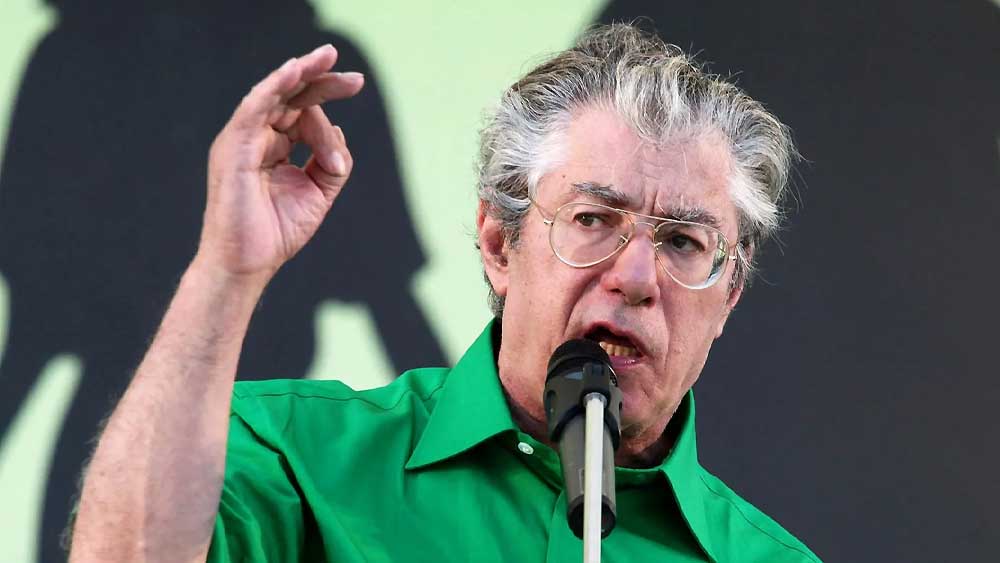 A Gemonio l&rsquo;ultimo saluto a Umberto Bossi, uno striscione riporta in piazza la memoria dei giovani padani
