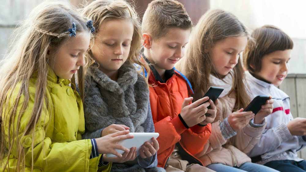 Cefalea digitale, quando lo schermo diventa un mal di testa per bambini e adolescenti